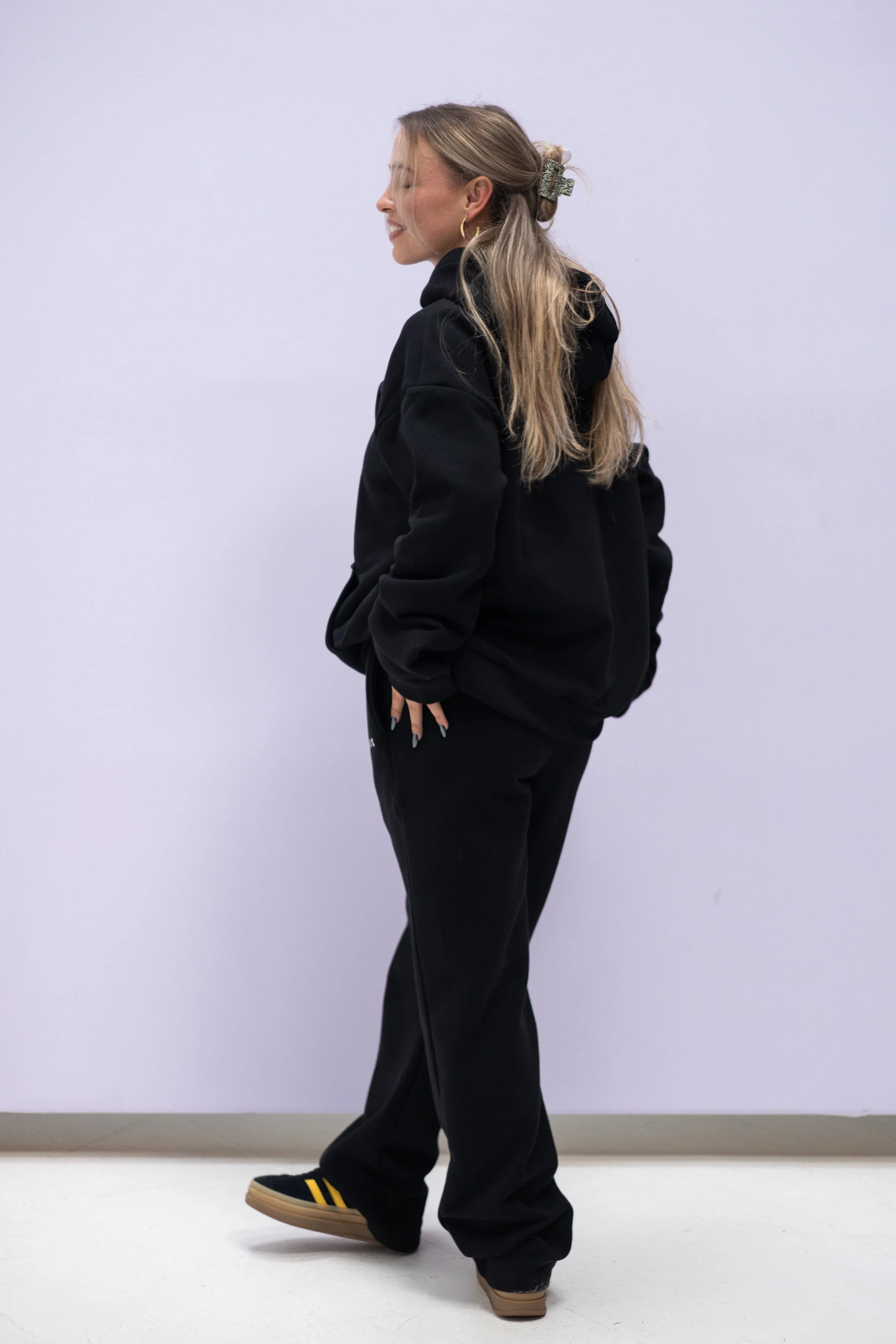 Wide Waistband Hoodie – Schwarz - Image 4