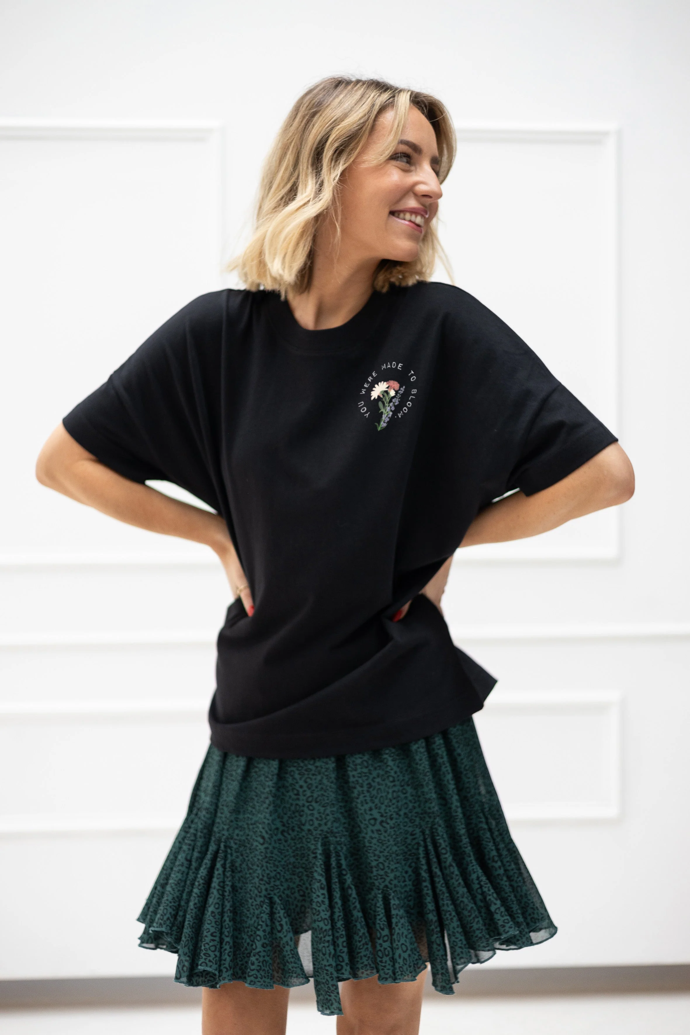 Soft Touch T-Shirt "Birthflowers" – Schwarz - Image 2
