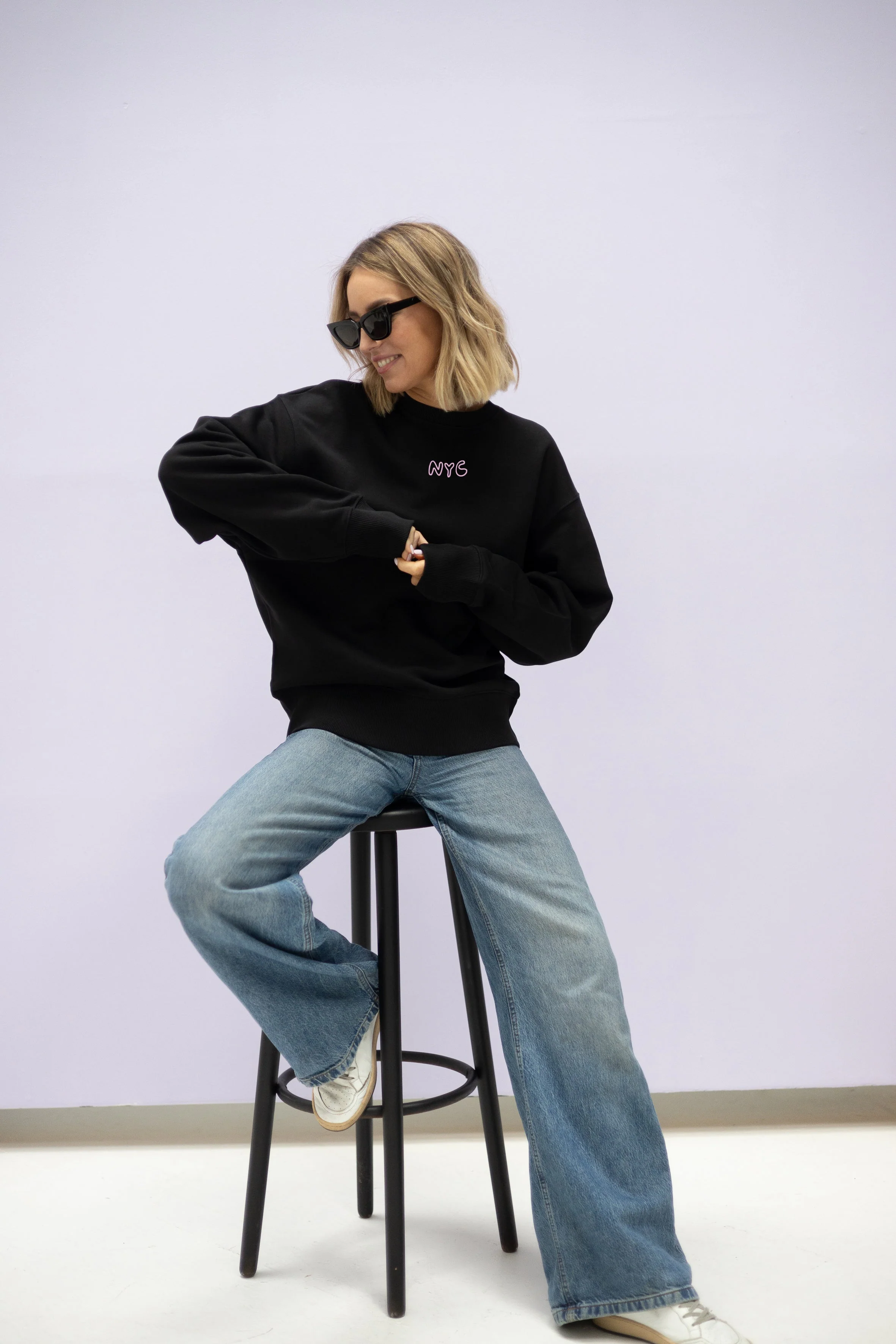Sweater (Oversized) "NYC" – Schwarz - Image 2