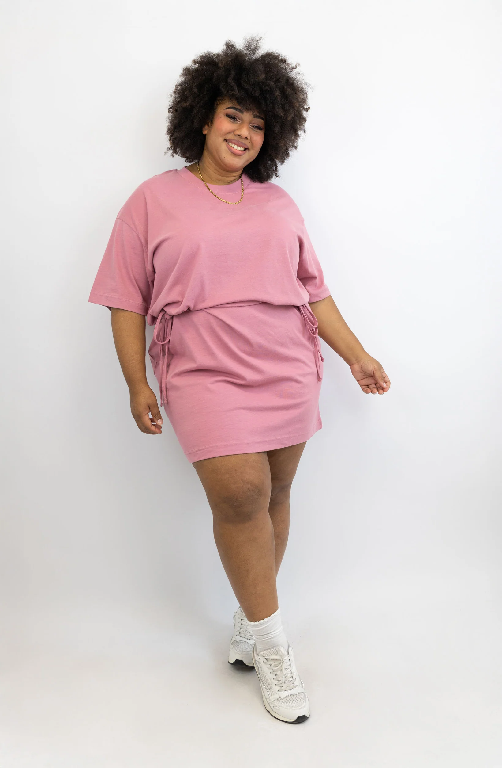 T-Shirt-Kleid mit Schleifen-Bindung – Rouge - Image 2