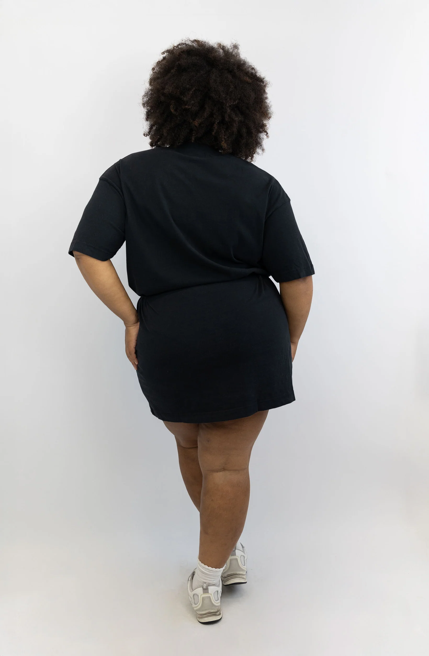 T-Shirt-Kleid mit Schleifen-Bindung – Schwarz - Image 4